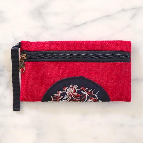 NWOT. Woman's Asian embroidery wristlet/cosmetic bag. - Picture 2 of 4